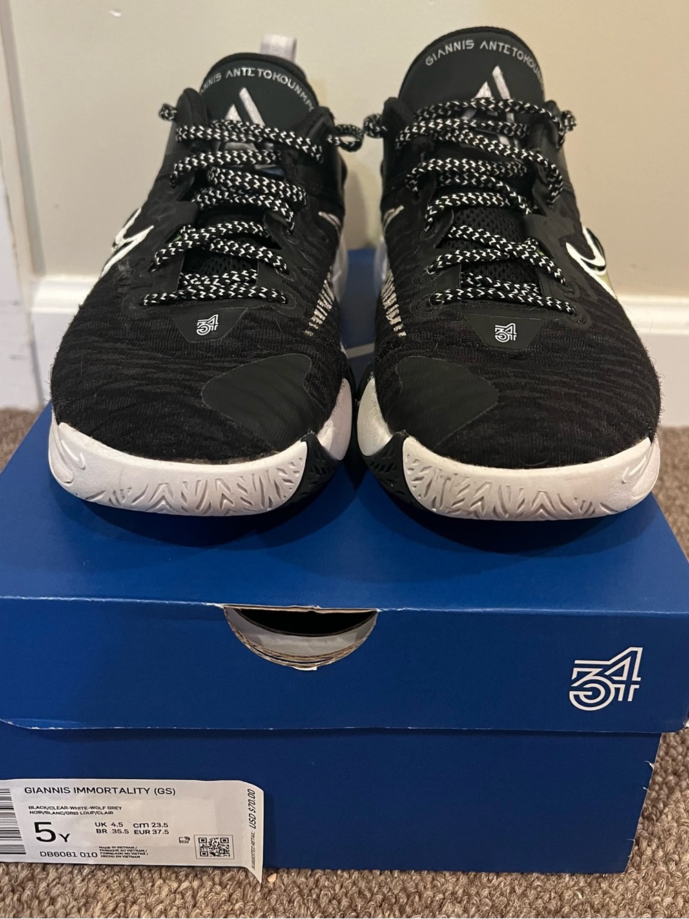 Nike Black and White Giannis Immortslity Youth Basketball Shoes size 5